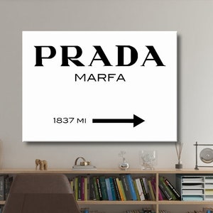 Poster « Prada marfa » avec lettres dorées sur fond marbre