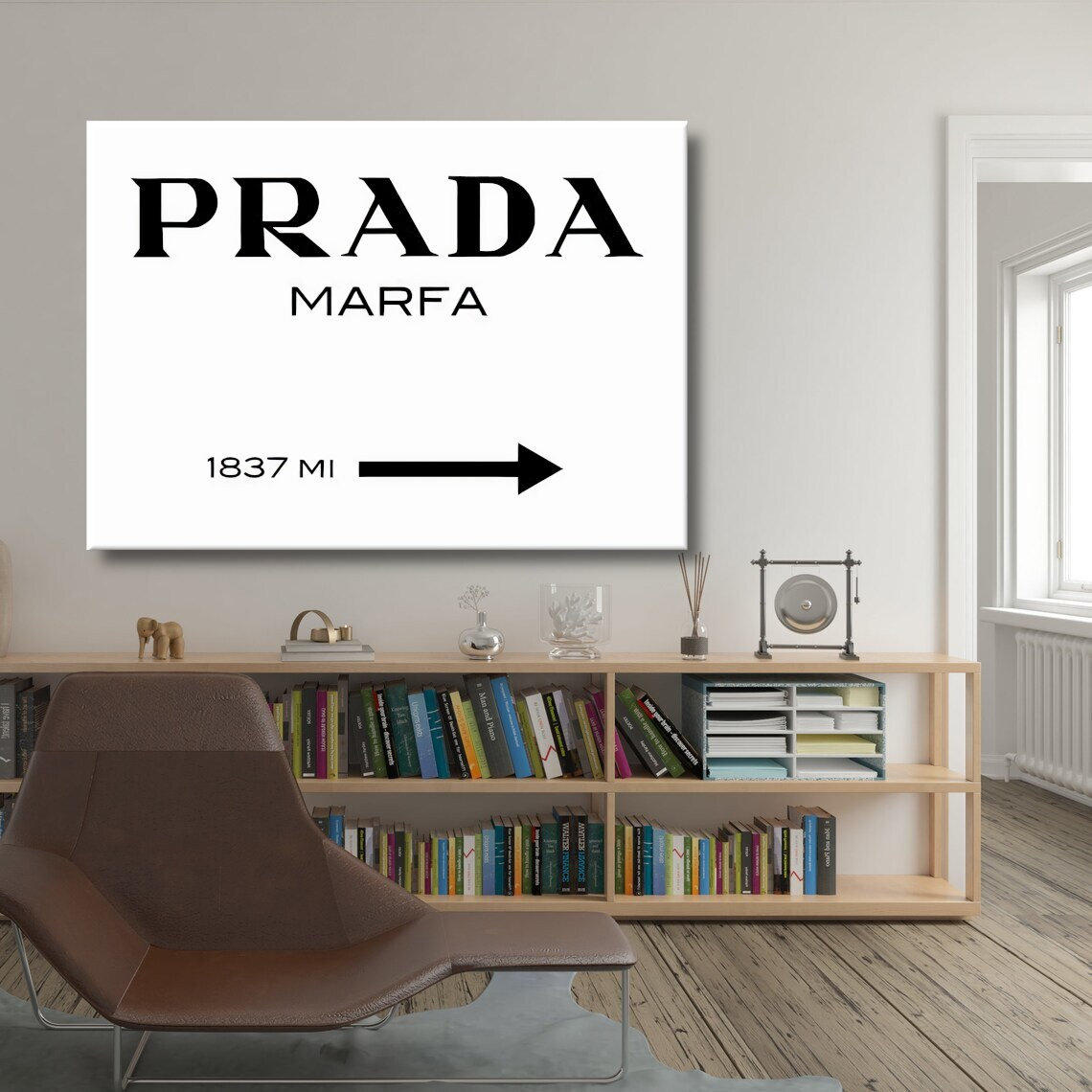 Poster « Prada marfa » avec lettres dorées sur fond marbre