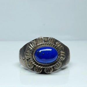 Anillo floral vintage de plata de ley 925 con banda cónica de cabujón ovalado de lapislázuli azul de alta calidad.