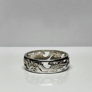 Anillo vintage de plata de ley 925 con banda floral grabada y recortada