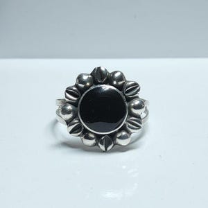 Anillo vintage de plata de ley 925 con bisel redondo adornado con flores y ónix negro, con vástago dividido y cabujón
