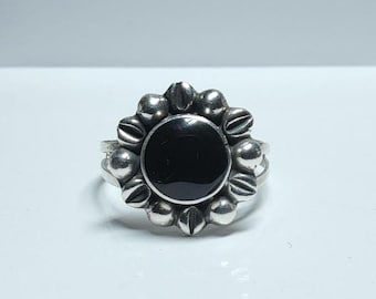 Vintage sterling silver 925 ornate floral round bezel set black onyx cabochon split shank ring