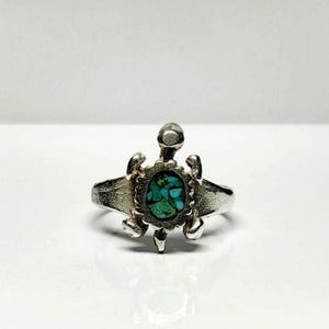 Anillo vintage de tortuga en plata de ley 925 con incrustaciones de turquesa.
