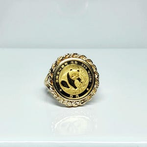 Anillo vintage de oro amarillo macizo de 24 quilates (.999) de 1988 con moneda panda de 5 yuanes (1/20 oz), engastado en un anillo de 14 quilates con marco de cadena de cuerda circular y vástago dividido.