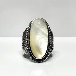 Anillo vintage de plata de ley 925 con cabujón ovalado grande de nácar con banda ancha y diseño de remolino grabado.