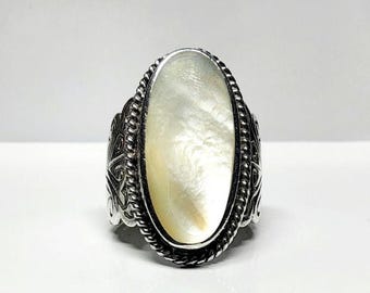 Vintage sterling silver 925 ss wide-banded large oval mother of pearl MOP cabochon ring with engraved swirl design