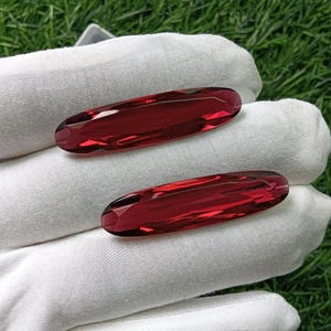 Paire de rubis ovales longs, pierres précieuses rouges à facettes (40 x 10 x 7 mm)