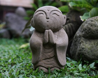 Escultura de Jizo de 20 cm, escultura de piedra, estatua de piedra, arenisca, hecha a mano, tallada a mano, decoración de jardín, exterior, regalos