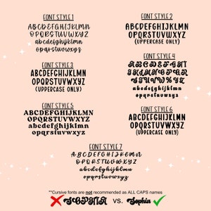 Puede incluir: Un gr&aacute;fico con siete estilos de fuente diferentes, que muestra el alfabeto en letras may&uacute;sculas y min&uacute;sculas. El gr&aacute;fico est&aacute; sobre un fondo rosa con estrellas blancas. El texto en la parte inferior del gr&aacute;fico dice "Las fuentes cursivas no se recomiendan para nombres en MAY&Uacute;SCULAS" con una X roja sobre la palabra "SOPHIA" y una marca de verificaci&oacute;n verde sobre la palabra "Sophia".