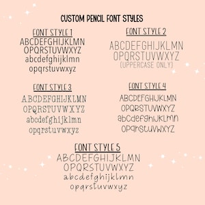 Puede incluir: Gr&aacute;fico color melocot&oacute;n que muestra cinco estilos de fuente de l&aacute;piz personalizados. Cada estilo muestra alfabetos en may&uacute;sculas y min&uacute;sculas, excepto el Estilo 2, que es solo may&uacute;sculas. El texto "CUSTOM PENCIL FONT STYLES" est&aacute; en la parte superior.