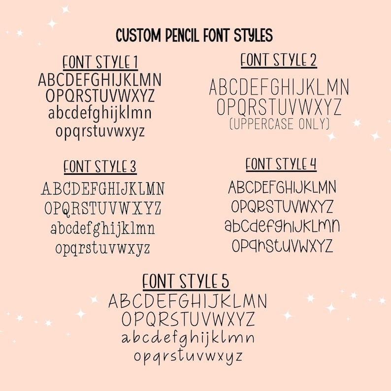 Puede incluir: Gr&aacute;fico color melocot&oacute;n que muestra cinco estilos de fuente de l&aacute;piz personalizados. Cada estilo muestra alfabetos en may&uacute;sculas y min&uacute;sculas, excepto el Estilo 2, que es solo may&uacute;sculas. El texto "CUSTOM PENCIL FONT STYLES" est&aacute; en la parte superior.