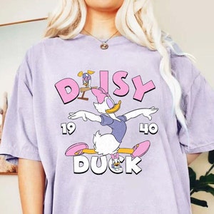 Camisa retrô Daisy Duck, camisa Daisy Duck Trip, camisa Daisy est 1940, camisa Disney Girl Trip, camisa de férias Disney, camisa colorida confortável