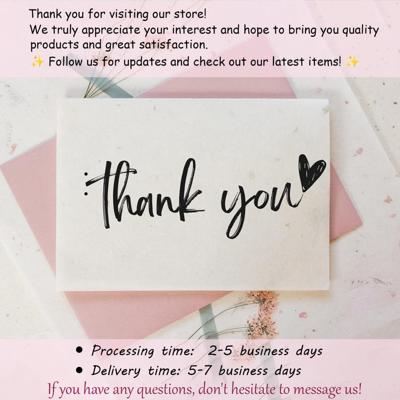 Puede incluir: Una tarjeta blanca con las palabras "thank you" en escritura negra, acentuada con un coraz&oacute;n. La tarjeta est&aacute; sobre un sobre rosa, con texto arriba y abajo. El texto dice "Thank you for visiting our store!" y "Follow us for updates and check out our latest items!"
