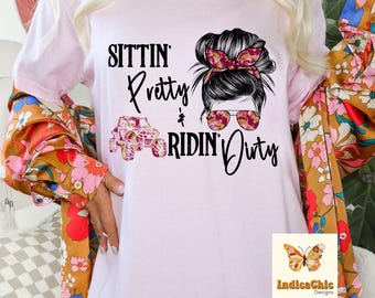 Balade dans la boue VTT Messy Bun Png, Sublimation Sittin Pretty & Ridin Dirty, Design VTT Ridin, Country Southern Girl, Side by Side Ridin RZR Camo