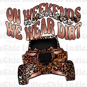 K&ouml;nnte beinhalten: Ein braunes und schwarzes, leopardengepunktetes Gel&auml;ndewagen mit dem Text "On Weekends We Wear Dirt" in einem braunen und goldenen Farbverlauf.