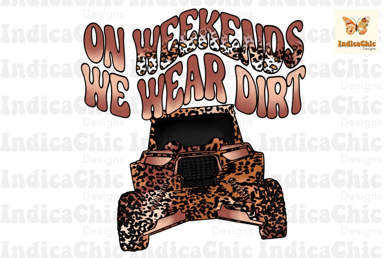 K&ouml;nnte beinhalten: Ein braunes und schwarzes, leopardengepunktetes Gel&auml;ndewagen mit dem Text "On Weekends We Wear Dirt" in einem braunen und goldenen Farbverlauf.