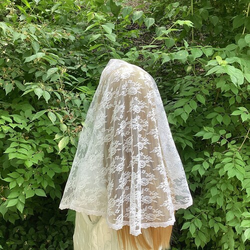 White half-circle medium chapel veil