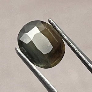 2.27ct Rare Farbwechsel Saphir / Bräunlich Grün zu Rötlich / Sammlung / Schmuck / Geschenk - Zertifikat anbei