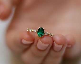 Perfect Emerald Diamonds Engagement Ring for Wife to Be 7 x 5 mm Oval