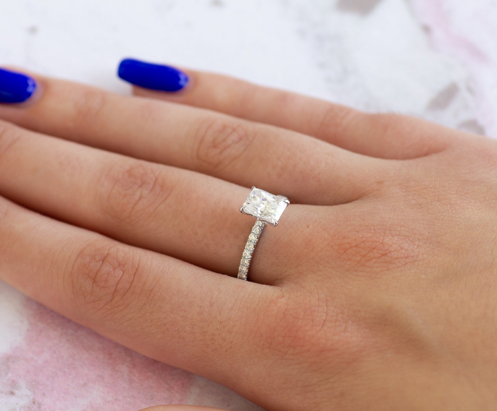 2 カラットのモアッサナイトの輝く長方形の婚約指輪、サイド 