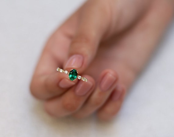 エメラルド ダイヤモンド リング、彼女への婚約指輪、グリーンの
