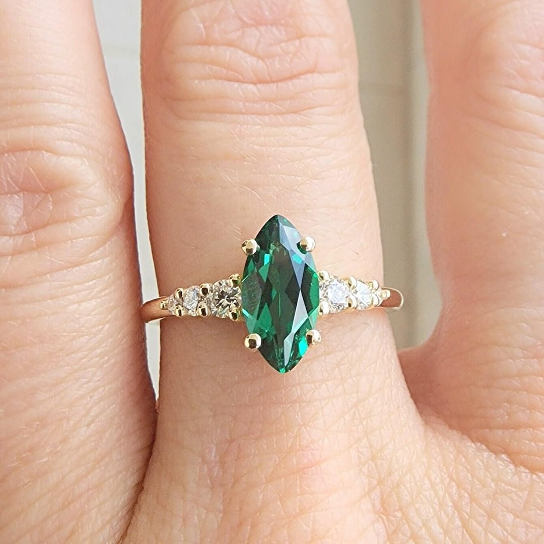 Bague Marquise Emeraude Bague Marquise EMERAUDE 0,85 Cts Diamants