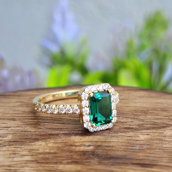 Anillo de compromiso radiante de oro macizo de 14 k con halo de esmeralda
