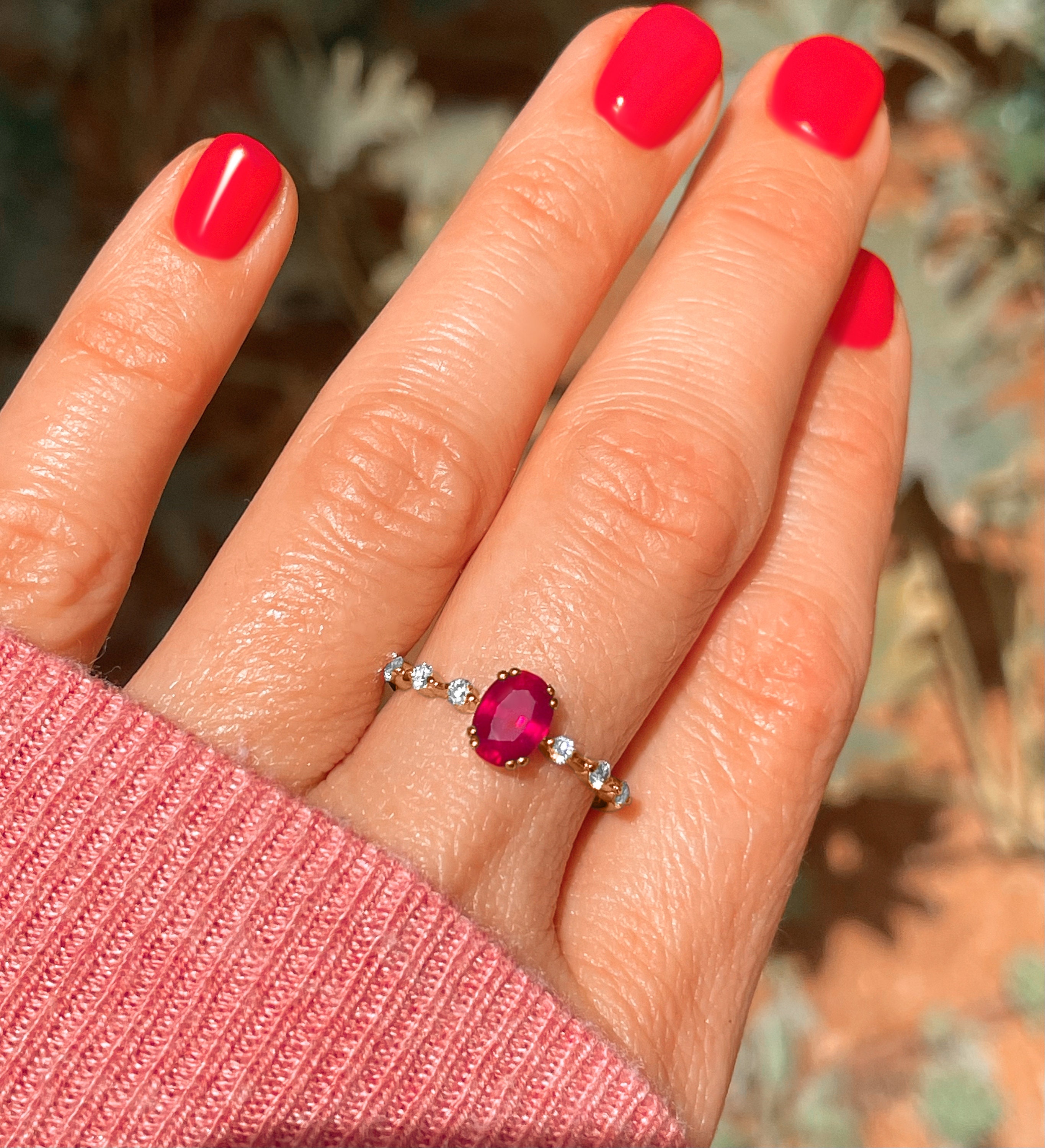 ルビーの婚約指輪、1カラットの天然ルビーオーバルダイヤモンドリング