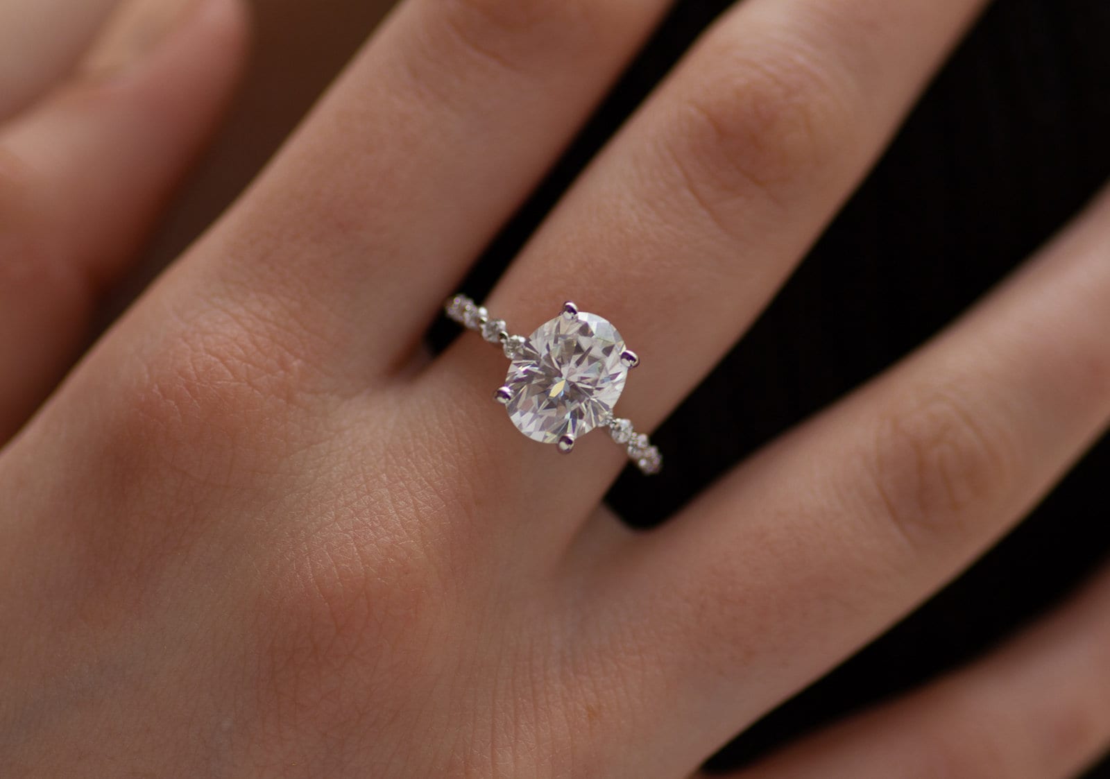 Bague Fiançailles Or Blanc 14 Carats – Rubis Naturel Ovale 2 Ct Et Diamants – Femme