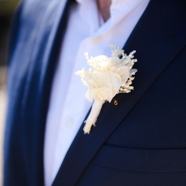 Boutonnière mariage EVE en fleurs séchées hortensia blanc stabilisé teinte d’ivoire enclin à la pureté pour marié témoins garçons d’honneur