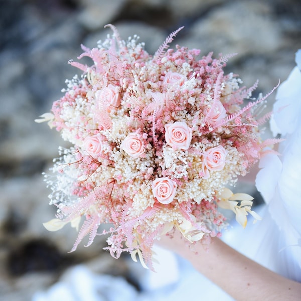 Bouquet de mariée MELINA avec des roses éternelles roses du gypsophile rose stabilisé pour un mariage champêtre chic