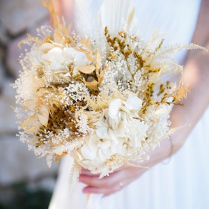 Bouquet de mariée GAÏA en fleurs séchées avec de l'hortensia ivoire stabilisé de la pampa pour un mariage bohème chic éco-responsable