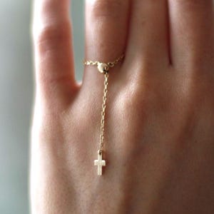 Verstellbarer Ring aus 585er Gelbgold mit baumelndem Kreuzanhänger – Minimalistischer Goldschmuck für Damen – Handgemachter edler Schmuck