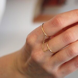 Anillos conectados de oro macizo de 14 quilates: anillo doble de cadena, anillo fino para dos dedos, delicado anillo de cadena de oro, delicado anillo para el dedo meñique