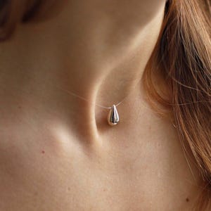 Minimalistiskt flytande halsband i silver 925 – Osynligt snöre-smycke – Droppformad hänge – Fin choker – Elegant vardagshalsband