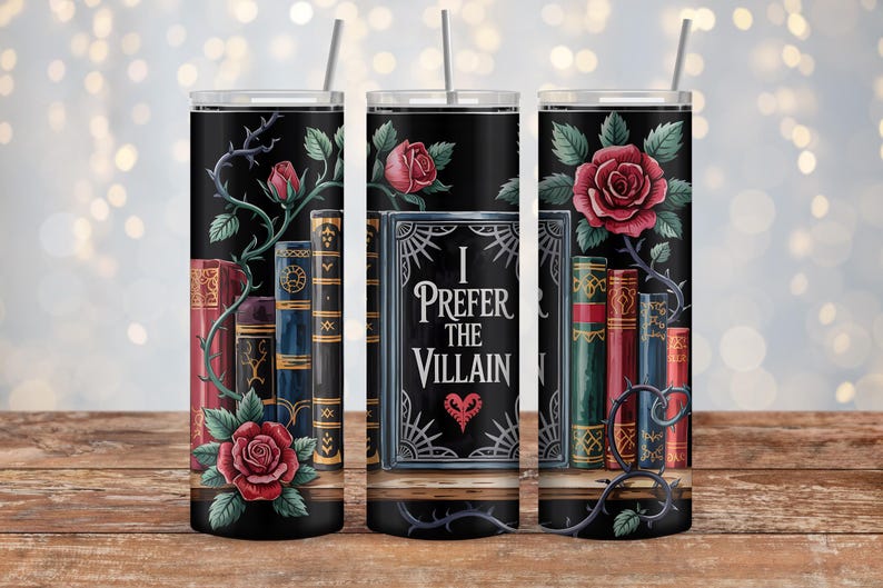 Puede incluir: Tres vasos de acero inoxidable con dise&ntilde;os en blanco y negro. Los vasos presentan una pila de libros, una rosa y el texto "I Prefer the Villain".