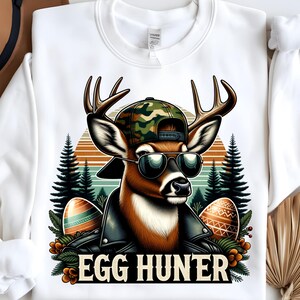 Chasseur d'oeufs Png, conception de sublimation de mâle de cerf de Pâques, chasse aux oeufs de Pâques pour enfants PNG, design rétro, conception de T-Shirt, téléchargement immédiat Png, DTF