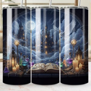 Puede incluir: Un vaso de temática fantástica que presenta una escena de castillo oscuro con luna llena, nubes y un pájaro blanco volando. El diseño incluye botellas de pociones, velas, un libro abierto y gafas, creando una estética mágica.