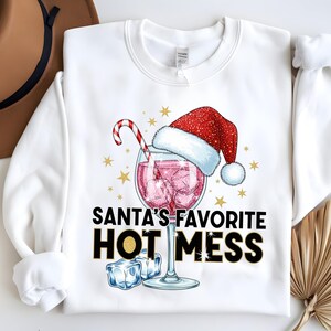 El desastre favorito de Santa Claus PNG, Clipart navideño divertido, Mamá achispada PNG, Cóctel, Gorro de Papá Noel con bastón de caramelo, Diseño de camiseta y sudadera, DTF