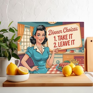 以下が含まれることがあります： 「Dinner Choices: 1. TAKE IT 2. LEAVE IT」と書かれた看板を指さす青いドレスを着た女性が描かれたレトロスタイルのキャンバスプリント。画像には、食べ物とレモンが置かれたキッチンシーンが含まれています。