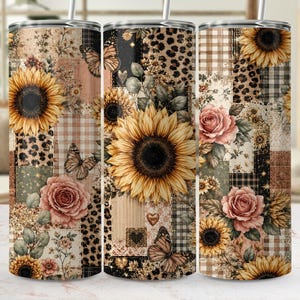 Op de afbeelding: Een cilindervormige beker met een patchworkontwerp van zonnebloemen, roze rozen, vlinders, luipaardprint en beige ruitpatronen. Het oppervlak toont een collage van bloemen- en diermotieven in tinten geel, bruin, roze en zwart.