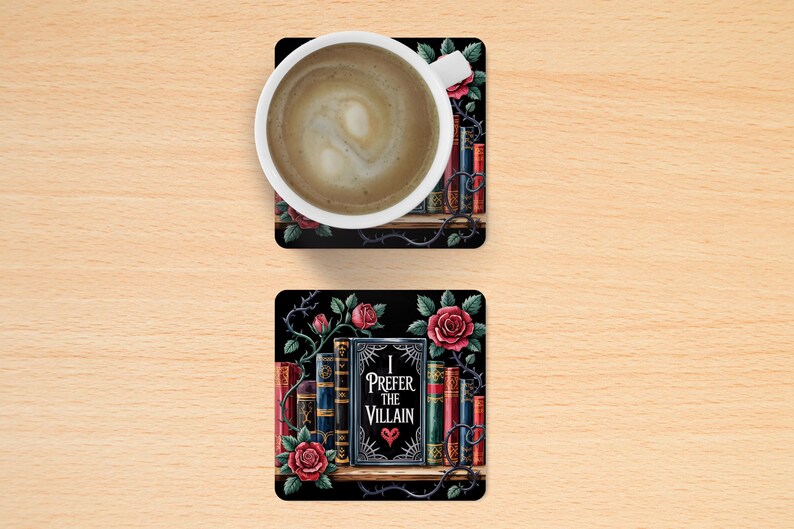 Puede incluir: Dos posavasos cuadrados negros con fondo oscuro. El posavasos superior presenta una taza de caf&eacute; blanca con un l&iacute;quido marr&oacute;n en su interior. El posavasos inferior presenta una estanter&iacute;a con libros y rosas. Los libros tienen una gama de colores rojo, dorado y negro. El texto del libro dice "I Prefer the Villain".