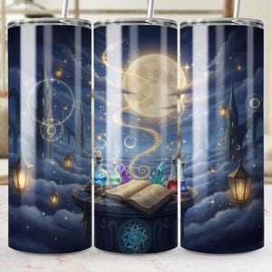 Puede incluir: Un vaso de acero inoxidable con un diseño envolvente que presenta una escena de fantasía. La obra de arte representa una luna llena, nubes, una mesa con pociones y un libro, y un castillo. La paleta de colores incluye azules, dorados y morados.