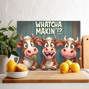 Disegno a sublimazione in PNG di Whatcha Makin&#39;, tagliere in PNG, tagliere in vetro in PNG, tovaglietta in sublimazione, tagliere divertente con mucca da latte