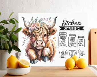 Könnte beinhalten: Dekorative Küchenschild mit einer Aquarellillustration einer Highland-Kuh mit Blumenkrone. Das Schild enthält Küchenumrechnungstabellen mit Maßen in Tassen, Pints, Quarts, Gallonen und Unzen.