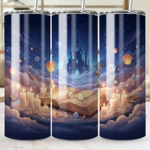 Puede incluir: Un vaso de acero inoxidable con un diseño de fantasía. El diseño presenta un castillo en las nubes, un libro abierto con gafas, velas y linternas flotantes contra un cielo azul oscuro. El vaso tiene una pajita plateada.