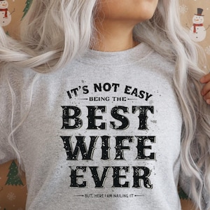 Não é fácil ser a melhor esposa de todos os tempos, mas estou arrasando Png, Sublimação, Esposa atrevida Png, Frase engraçada Png, Design de camiseta, Moletom