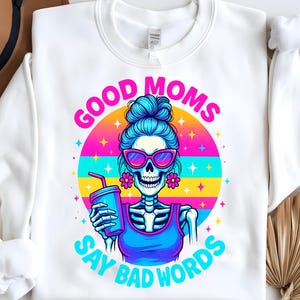 Le brave mamme dicono parolacce PNG, divertente scheletro mamma sarcastica design di sublimazione, trendy teschio madre parolaccia maglietta tazza PNG, download digitale