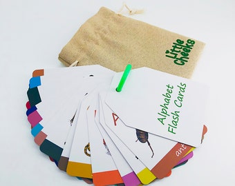 Puede incluir: Un conjunto de tarjetas de memoria de alfabeto coloridas con diferentes insectos, empaquetadas en una bolsa de arpillera con el texto "Little Cheeks" y "Alphabet Flash Cards".