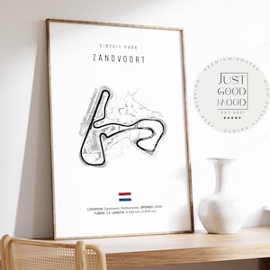 Op de afbeelding: Een ingelijste poster met een zwart-wit kaart van het Zandvoort Circuit Park in Nederland. De poster bevat de tekst "CIRCUIT PARK ZANDVOORT" en details over de locatie, het openingsjaar, de bochten en de lengte van het circuit, die 4,259 km is.